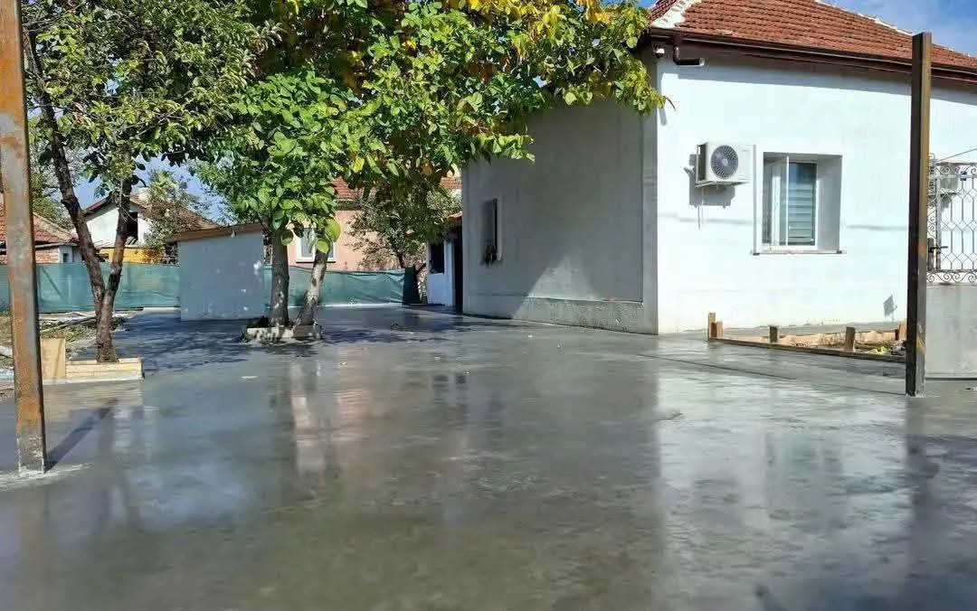 Шлайфана бетонна настилка в двор пред жилищна къща